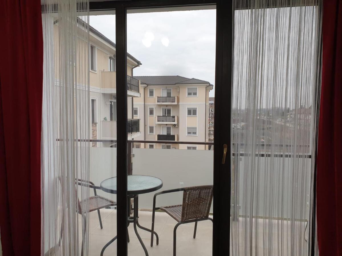 Apartament Apartament Adriana Giroc Zewnętrze zdjęcie